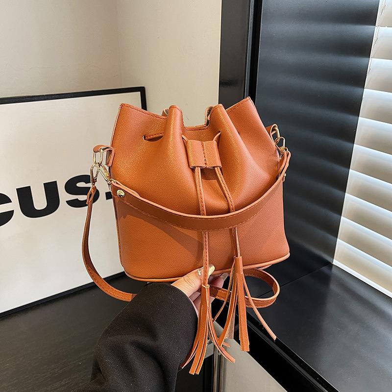 Women's Bag 2025 Fringed New Pumping Bucket Shoulder Bag Solid Color PU Casual Women's Bag Ins Small Bag Manufacturer Wholesale