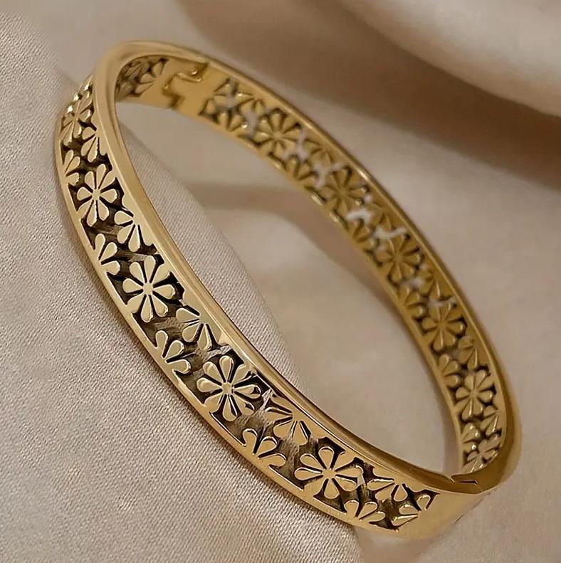 Hollow Out Titanium Steel Wristband For Ladies With Flower Petal Design золотой