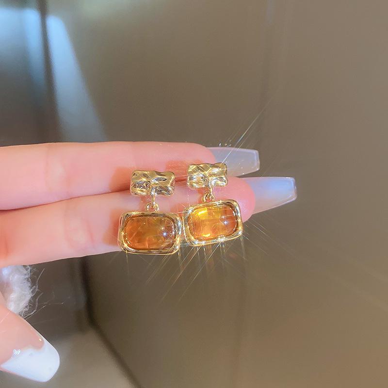 French Baroque Pearl Flower Tassel Earrings: Elegant Silver Needle Studs with a Light Luxury Touch