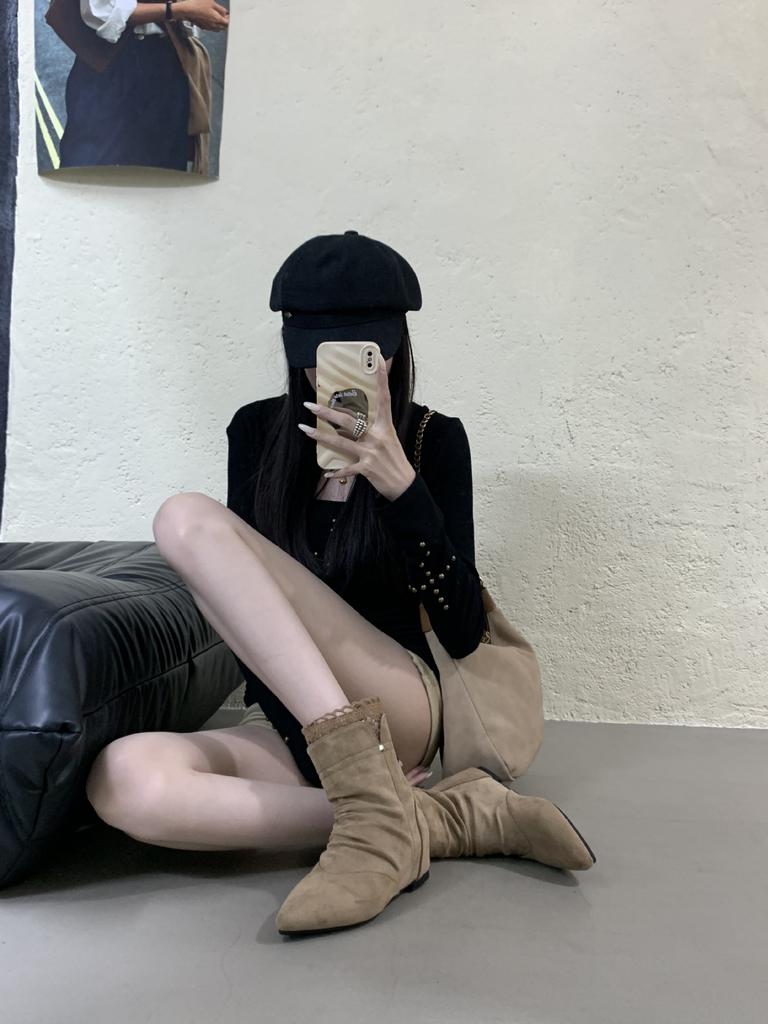 Inre höjning spetsig mockahög riddar medelstövlar damstövlar 2025 nya höst- och vinter tunna medelstövlar