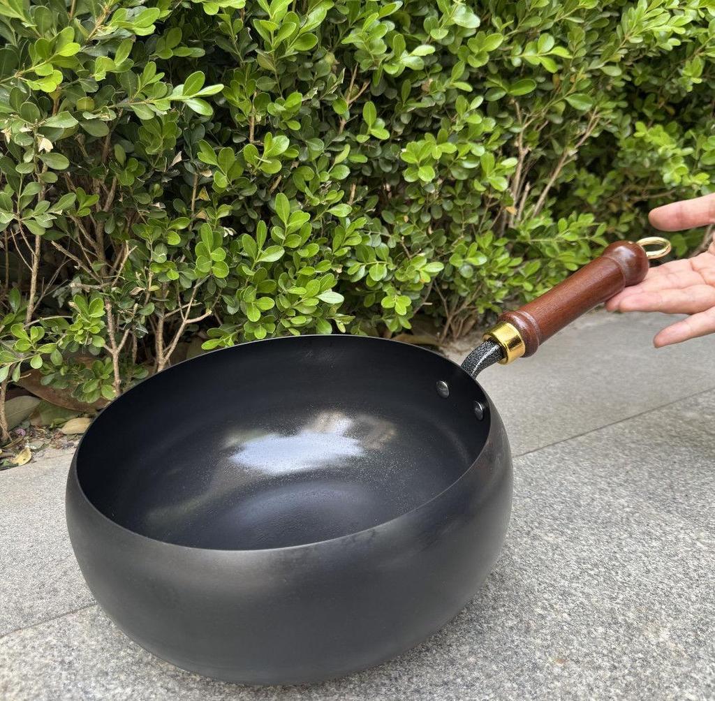 Hand-Forged Large-Bellied Non-Stick Flat Bottom Iron Wok