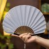 Retro Fächer in Muschelform im japanischen Stil Fächer aus Seidentuch und Bambus mit Anhänger Hochzeitsfächer Einfarbig Gebogene Fächerstäbe