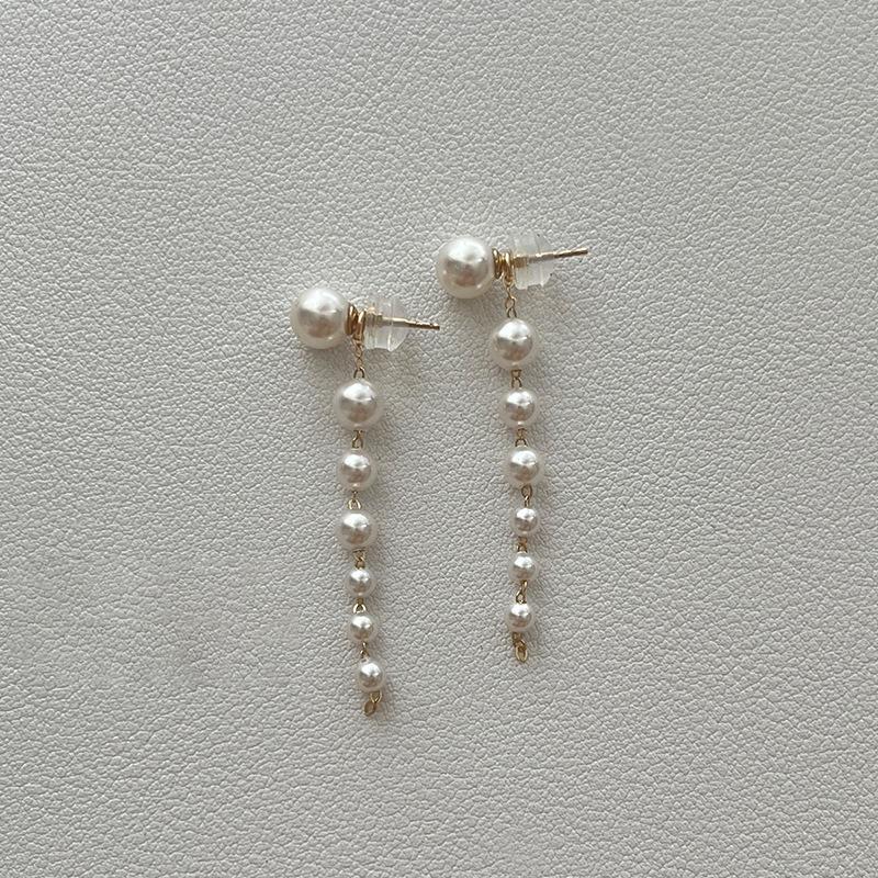 

Пара сережек-гвоздиков с жемчужными кисточками для женщин. Легкие, роскошные, элегантные, универсальные серьги и серьги высокого класса в стиле французского ретро.