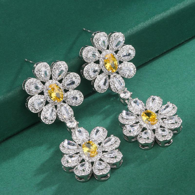 

Small daisy earrings, women s new earrings, European and American micro-inlaid zircon red, yellow and blue treasure, court heavy industry earrings. жёлтый