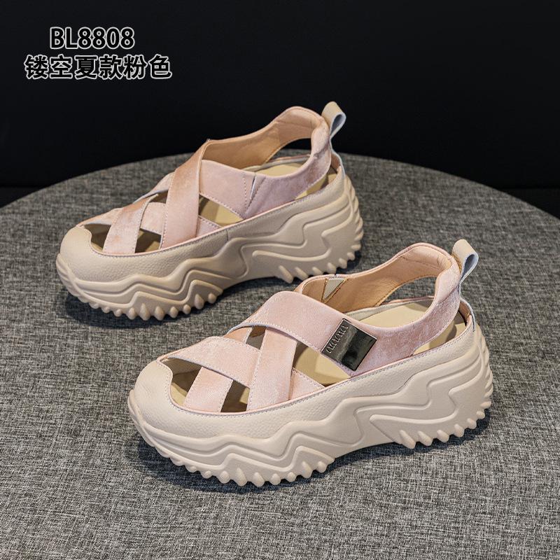 Xias neue atmungsaktive Freizeitsandalen mit dicker Sohle, kleiner Tasche und Hohlmuster