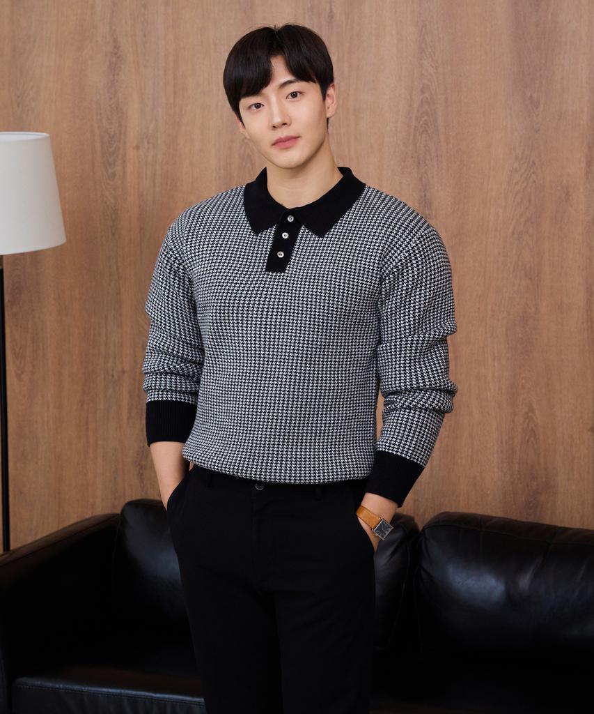 HECKCOOLNAM Muscle-Fit Wool Gingham Check Collared Knit Long Sleeve That Makes Shoulders Look Wide