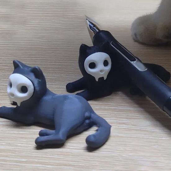 Cat Pen Holder 3D Printed Black Cat Ornament Cat Figurine with Detachable Skull Mask for Home Office Desk Halloween Decoration