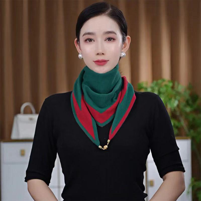 

Двусторонний вязаный треугольный платок и защита шеи на осень/зиму 2023