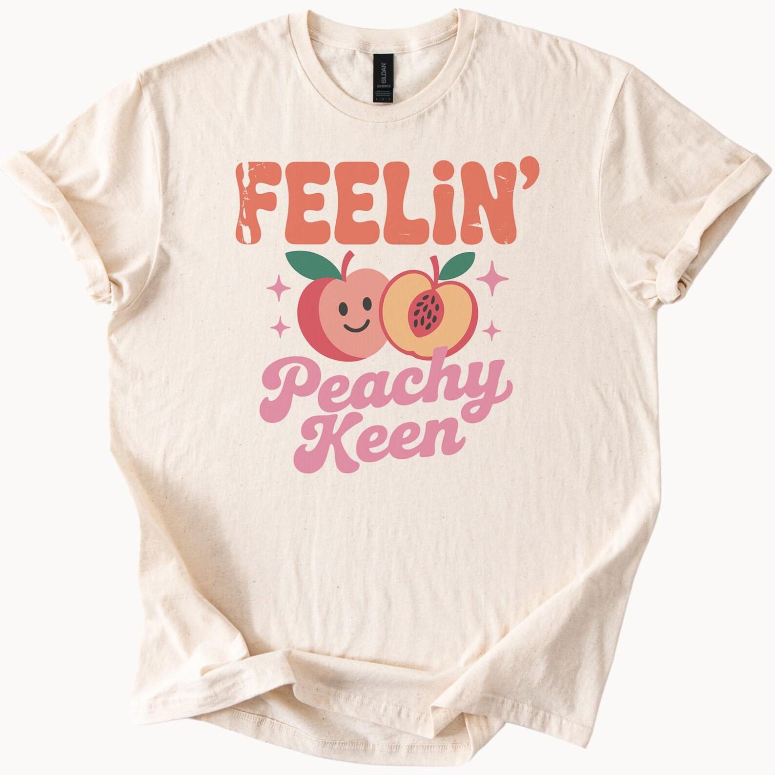 Feelin Peachy Keen Graphic T Shirt Cute Smiling Peach Fruit Shirt Fun Summer Positive Quote Tee Happy Aesthetic Peachy Graphic Top 110