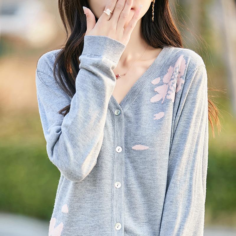 Dámský lehký kardigan z 50% vlny a 50% morušového hedvábí - všestranný úplet na 4 sezóny pro celoroční pohodlí a styl