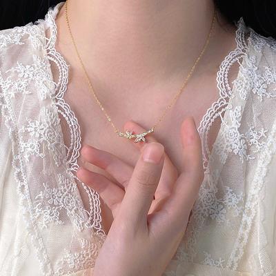 Petit et Luxueux Collier Haut de Gamme Feuille de Bambou pour Femme Chaîne Polyvalente Clavicule