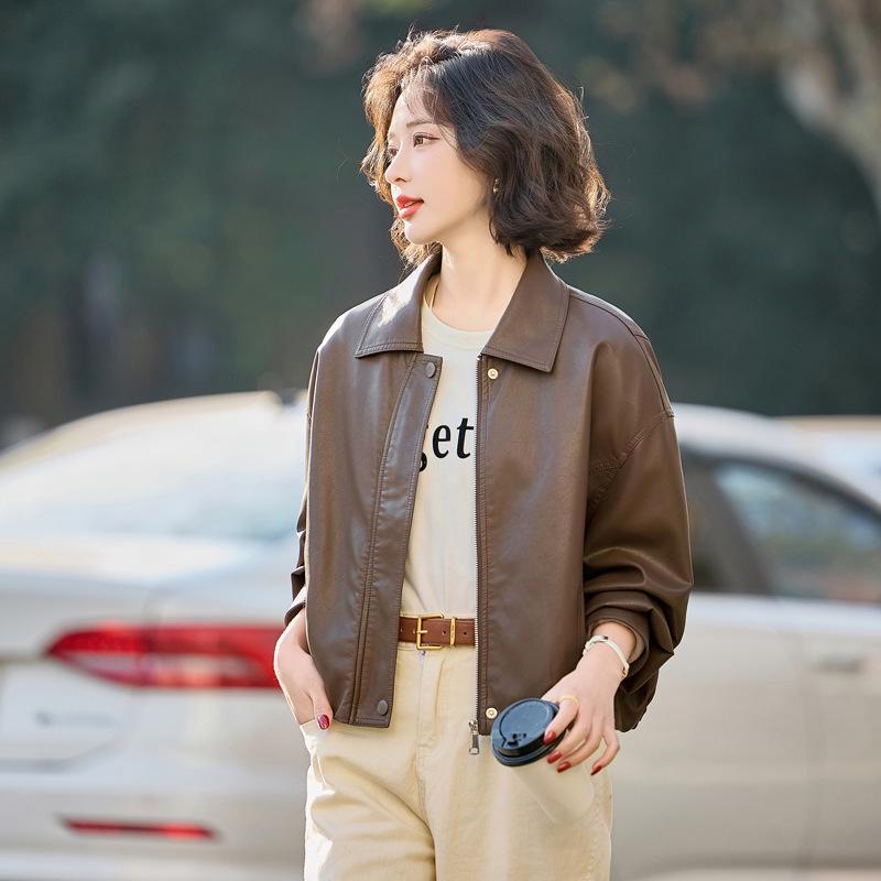 

Женская кожаная мотоциклетная куртка приталенного силуэта - Коллекция Весна/Осень 2025 Large хаки