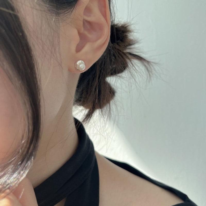 

youngglow silver925 hammering pearl earrings (2color) Gold (5,000 won)