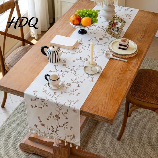 High Quality Embroidered Table Linen Floral Runner Elegant Dining Cover White Rustic Scratch Resistant Runner with Tassels for Home Wedding