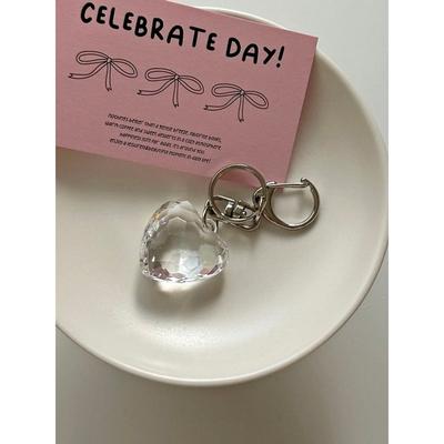Eleganter Tisch CLEAR HEART SCHLÜSSELANHÄNGER_ Klarer Herz-Schlüsselanhänger