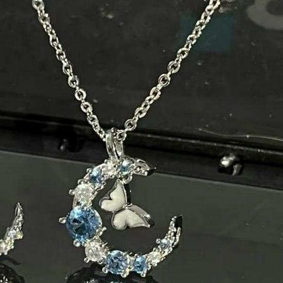 Korean Pearl Necklace: High-End Silver Clavicle Chain with Niche Design, Perfect for Light Luxury and Sweater Pendants.