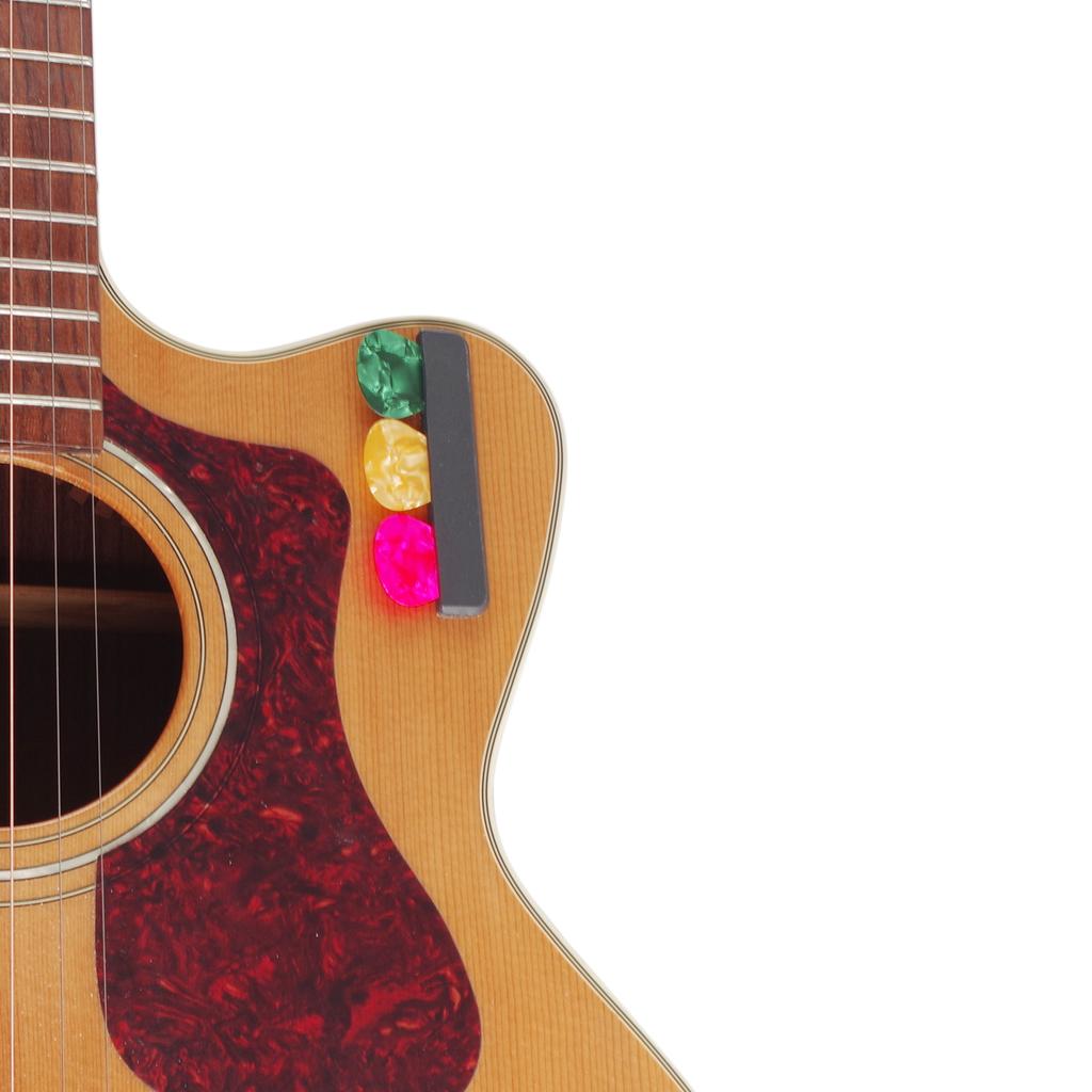 Portable Guitar Pick Case with 3 Guitar Picks Storage Container Light Weight Guitar Pick Display Case Easy To Use