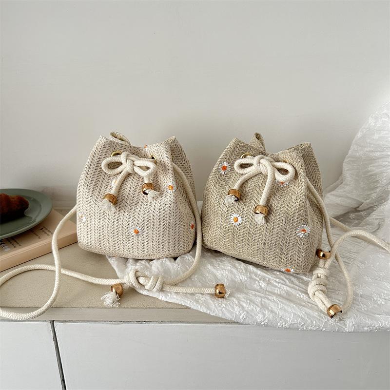 2025 new straw woven bucket small bag, small fresh and fashionable woven beach bag messenger bag