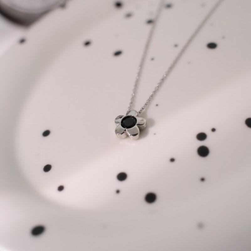 Mini Black Daisy Point Necklace