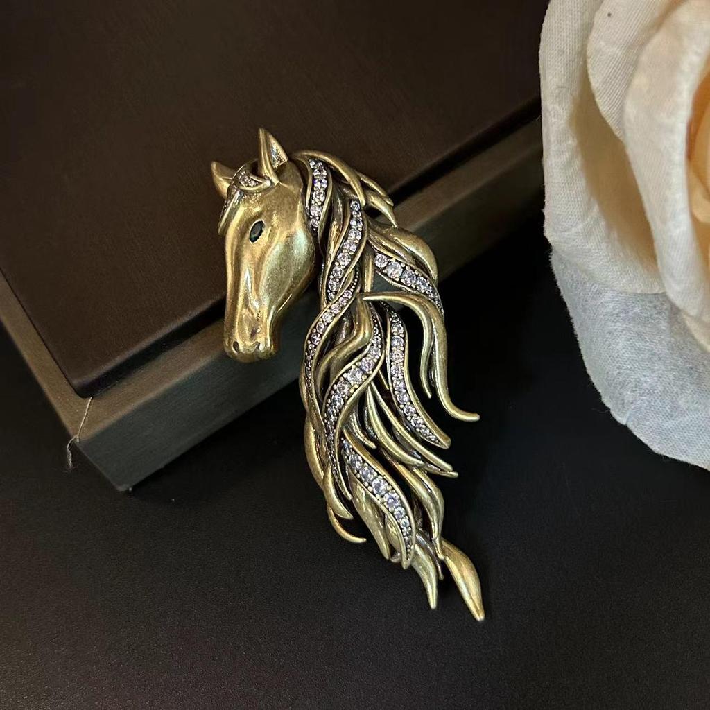 Vintage Heavy Industry Design Alloy Rhinestone Horse Head Brooch - Retro 3D Relief Jewelry.