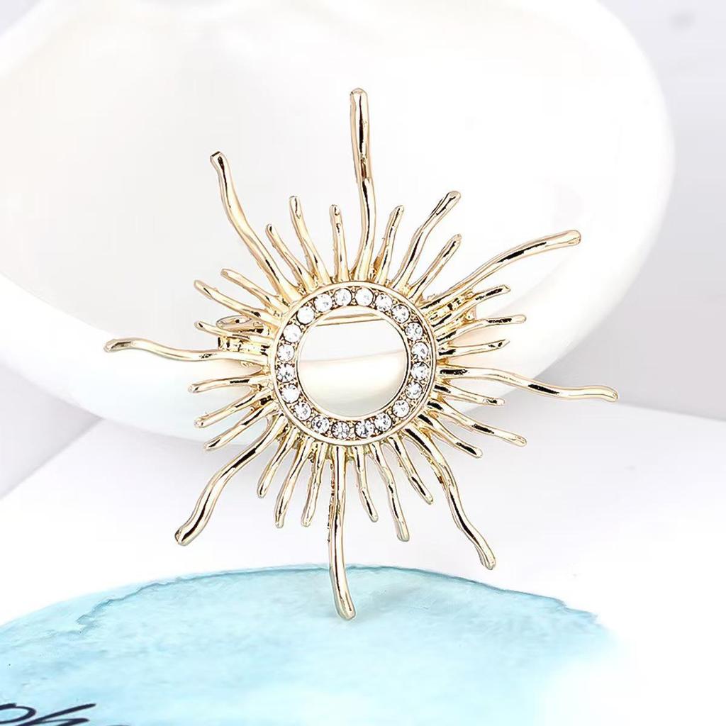 Baroque Style Sun God Brooch with Rhinestones - Fashionable Literary Pin for Coats