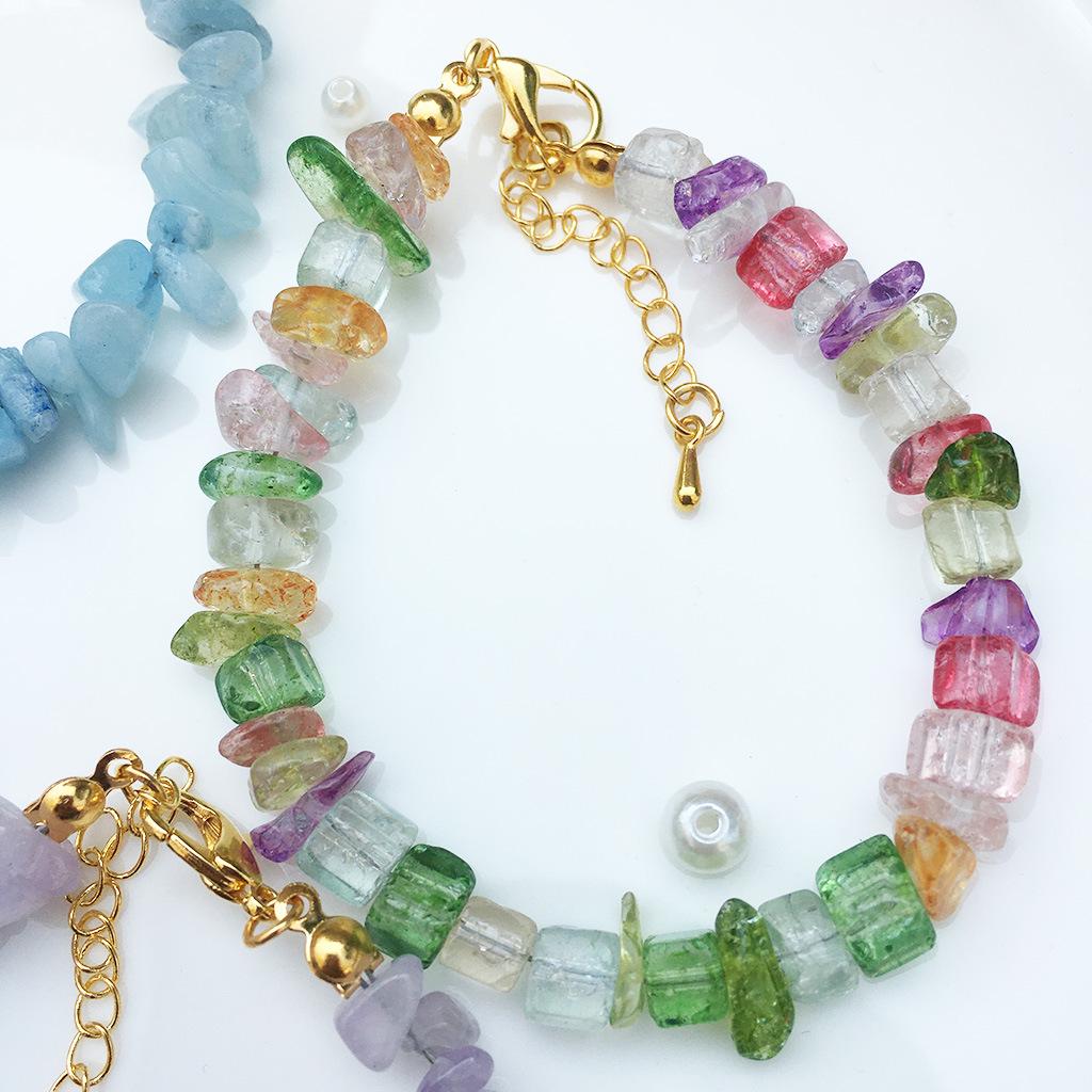

Красочный браслет из камней неправильной формы с клубничным кварцем и аквамарином