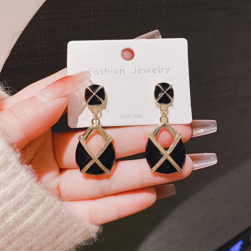 

Drop Oil Geometric Ancient Earrings High-end, Individualistic, Fashionable, Retro-style Ear Studs with Unique Style and Versatile Wearability. чорний