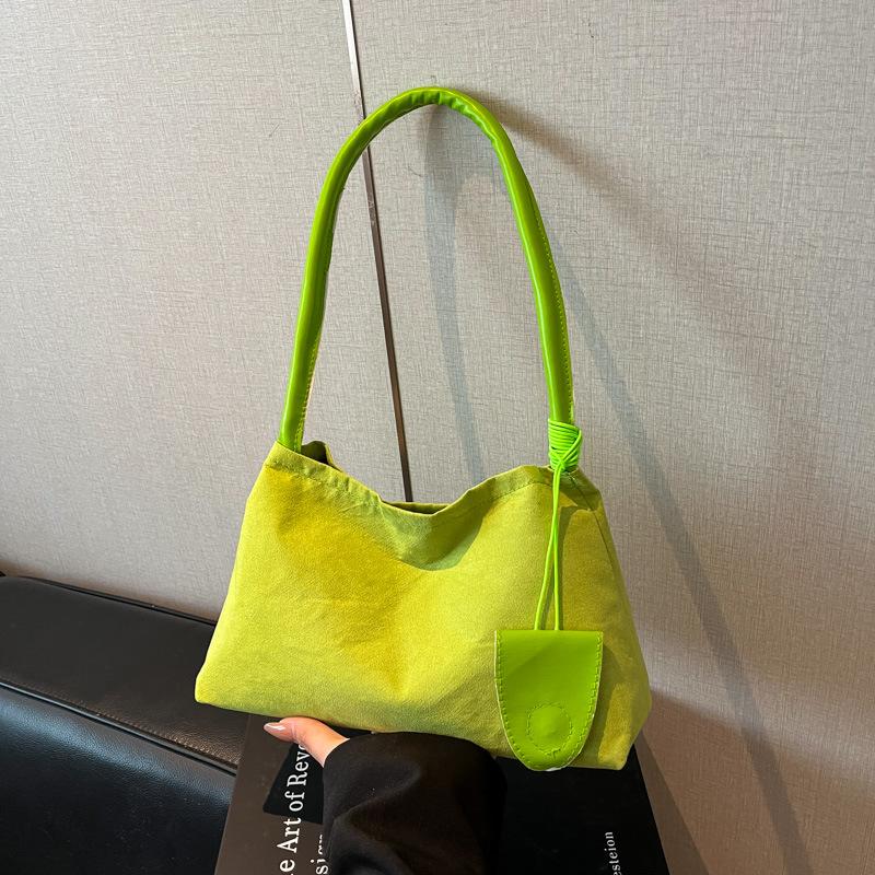 

Premium sense niche retro underarm bag women s 2025 new autumn and winter shoulder bag popular versatile foreign style handbag зелёный