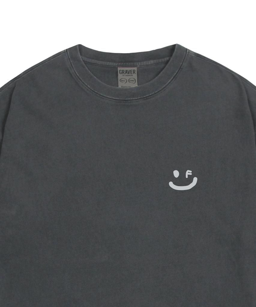 GRAVER [Unisex] Small Drawing Smile Pigment Short Sleeve T-Shirt_Black Charcoal/Gray Logo