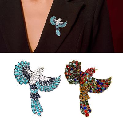 Bunte Strasssteine besetzte Kolibri-Brosche Elegante kristallförmige Anstecknadel für Damenmode-Accessoires