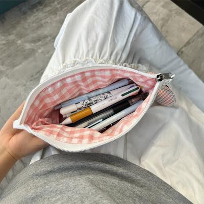 Styl Ins Etui na długopisy z koronkową kokardką Różowy kwiatowy wzór Słodkie artykuły piśmiennicze Torba na długopisy Duże etui na ołówki Zawieszka w kształcie serca Artykuły szkolne