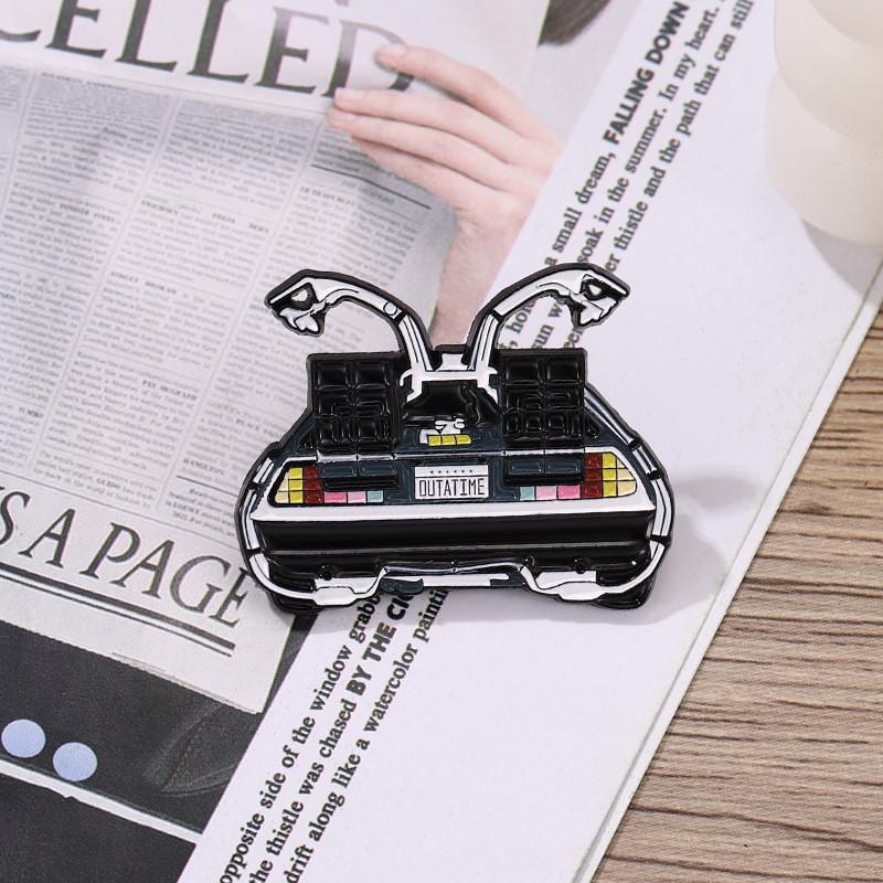 Retro Artistic Vintage Time Machine Brooch In Alloy Ideal For Clothing And Bag Accessories