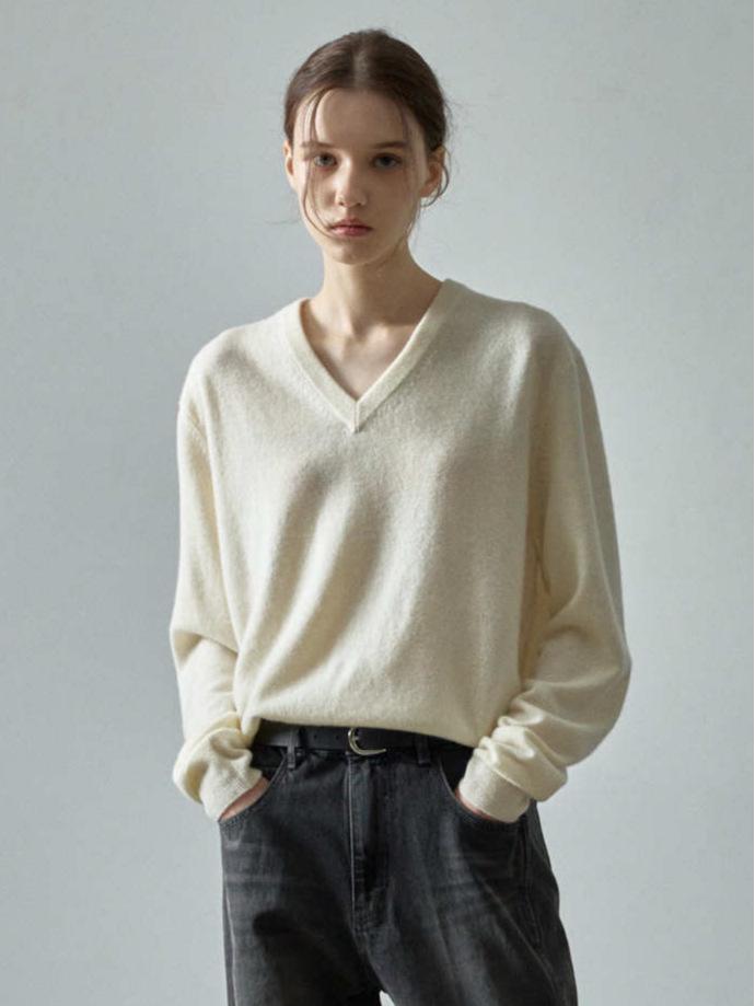 

В наявності: Жіночий вовняний светр з V-подібним вирізом - Осінньо-зимовий дизайн, Простий вільний крій, В язаний топ, що стрункішить One Size білий/слонова кістка