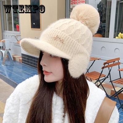 Warme Wintermütze mit Schirm und Ohrenklappen – einfarbig, mit Fleece gefüttert, Bommel-Detail – perfekt für Outdoor-Aktivitäten und kaltes Wetter.