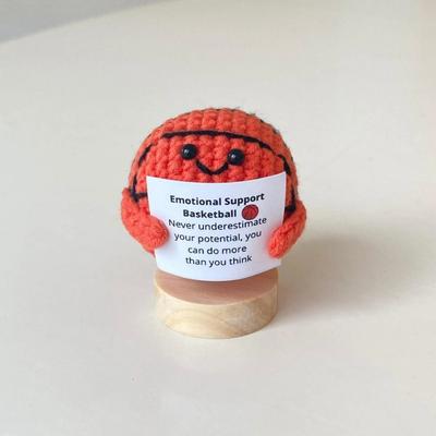 Häkeln Positive Energie Golfball Puppe mit Karte Heimzimmerdeko Handgefertigt Gestrickt Basketball Schreibtisch Ornament Weihnachtsgeschenke