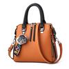 PU-Leder Damen Umhängetasche Pelzkugel Crossbody Klapptasche Damen Schultertasche Einfarbige Handtaschen