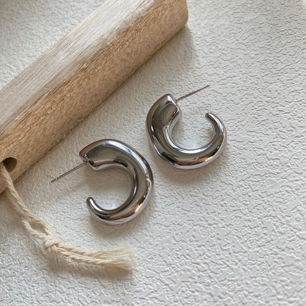 High Sense Minimalist Chic Simple Silver Plated Light Luxury French Cold Crescent C Heart Earrings Women