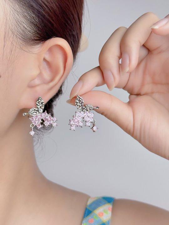 

New butterfly light luxury, sweet fashion temperament, simple and versatile high-end earrings, versatile ear jewelry