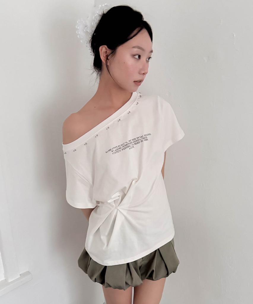 CHICKS Studded Lineup Graphic One-Shoulder Short Sleeve White