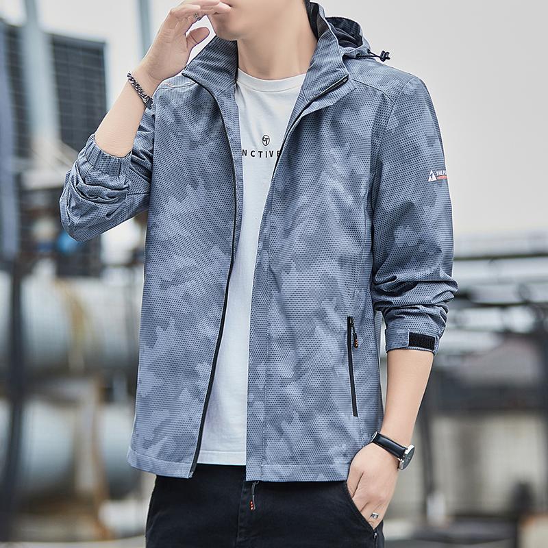 

Men s Blue Camouflage Hooded Windbreaker, Lightweight Waterproof Outdoor Jacket with Zipper Pockets, Casual Streetwear Style M світло-сірого кольору