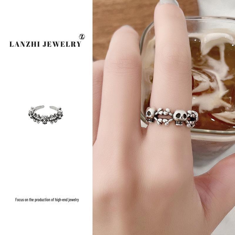 Silberner Totenkopfring: Stilvoller, langlebiger und einzigartiger Schmuck im offenen Stil für Frauen