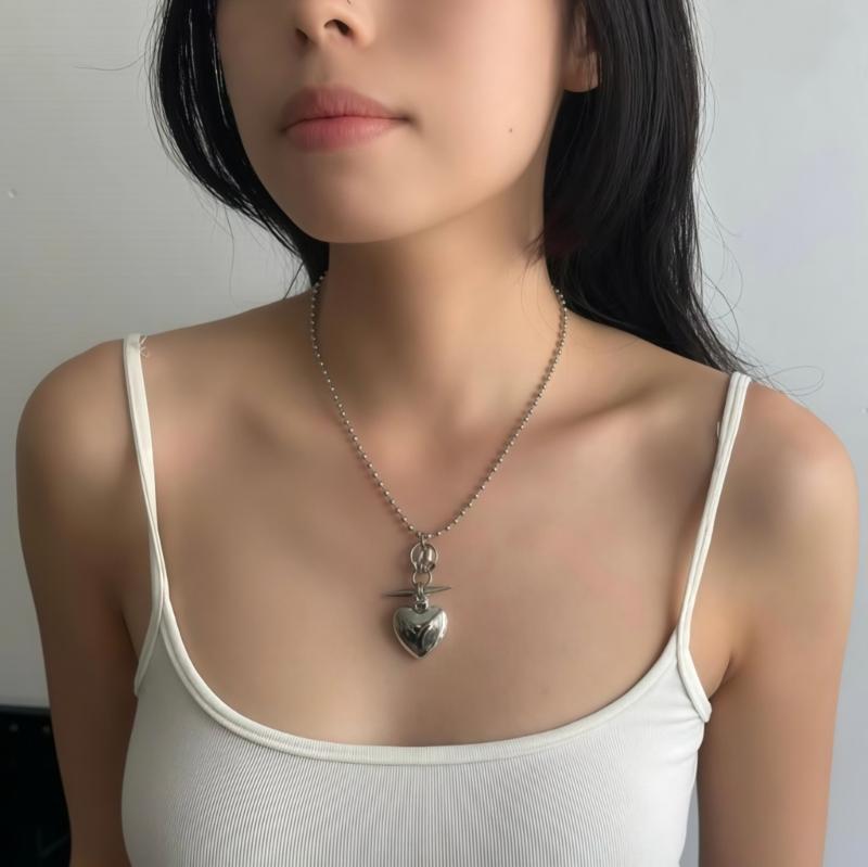 Heart Pendant Necklace, Silver Tone 304 Stainless Steel Y2K Clavicle Chain for Daily Outfits, Styling Variety, Commuting, Parties and Casual Wear