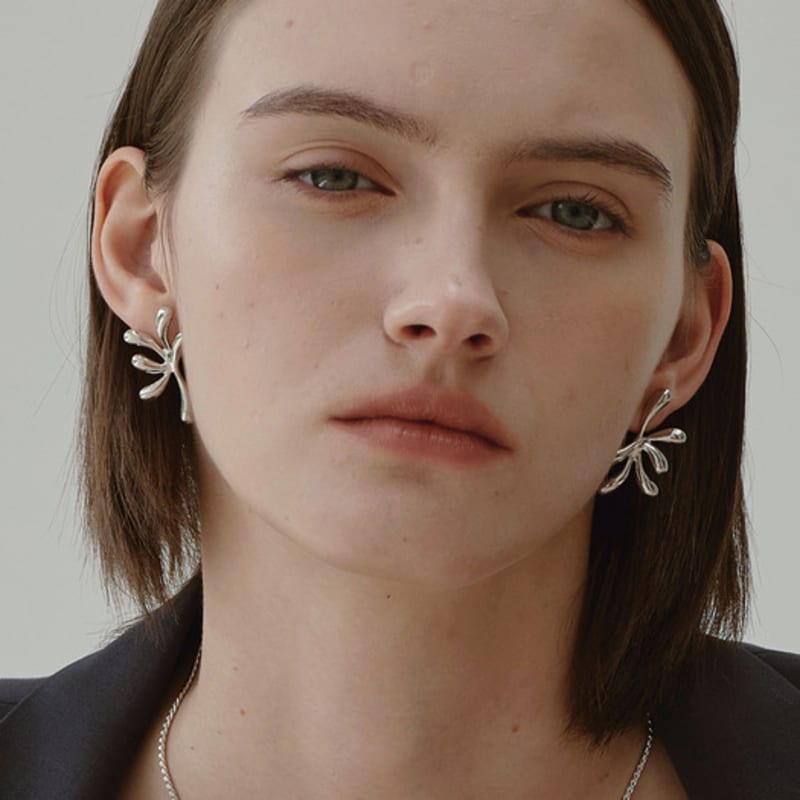 YUSOWA GROVE LEAF EARRING (WHITE GOLD)