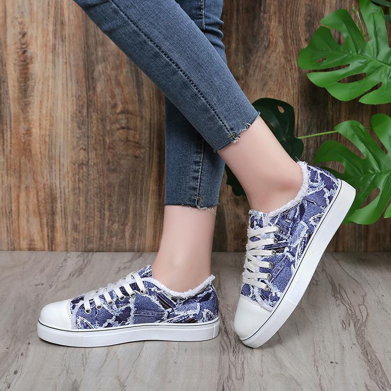 

Foreign trade large size women s shoes 2025 European and American new color printing low-top canvas shoes lace-up casual flat shoes 43 темно-синий