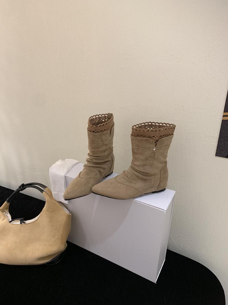 Inre höjning spetsig mockahög riddar medelstövlar damstövlar 2025 nya höst- och vinter tunna medelstövlar