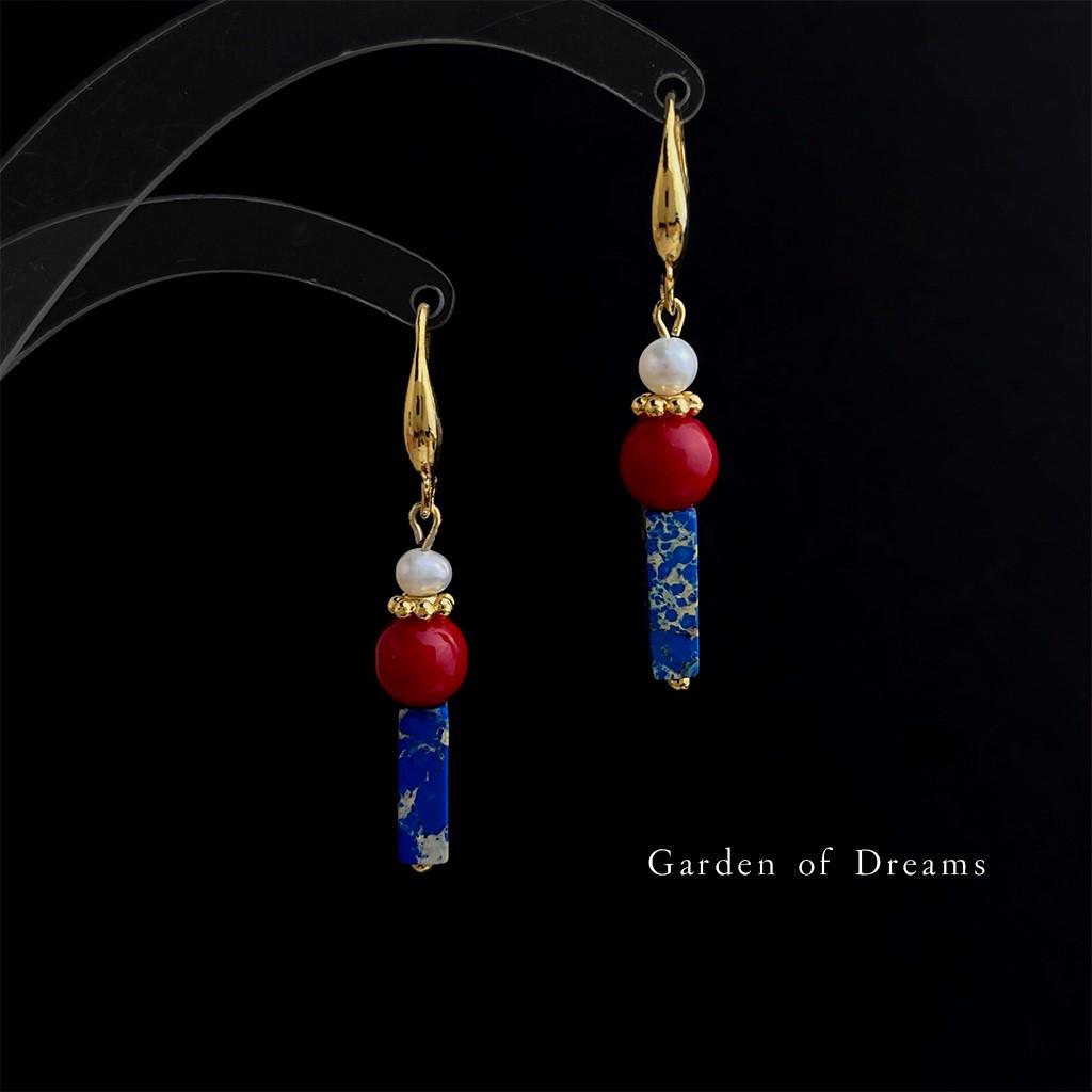 

Серьги ручной работы из камней и жемчуга в стиле ретро этно, с цветовым блоком красного и синего цветов