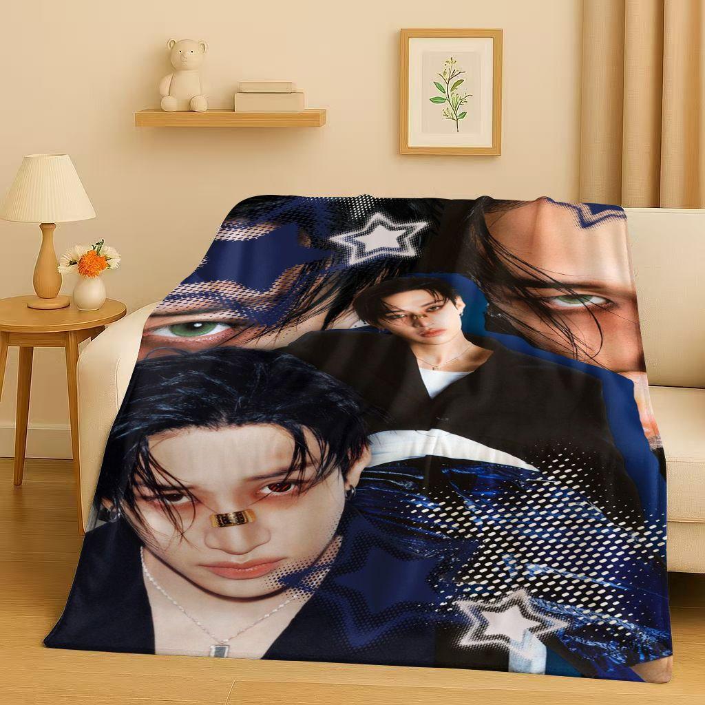 3D Kpop Hyunjin Stern Kunst Flanelldecke, Ultra Weiche Warme Plüschdecke für Zuhause Schlafzimmer Bett Sofa Abdeckung Büro Reise Camping Geschenk 75x90cm