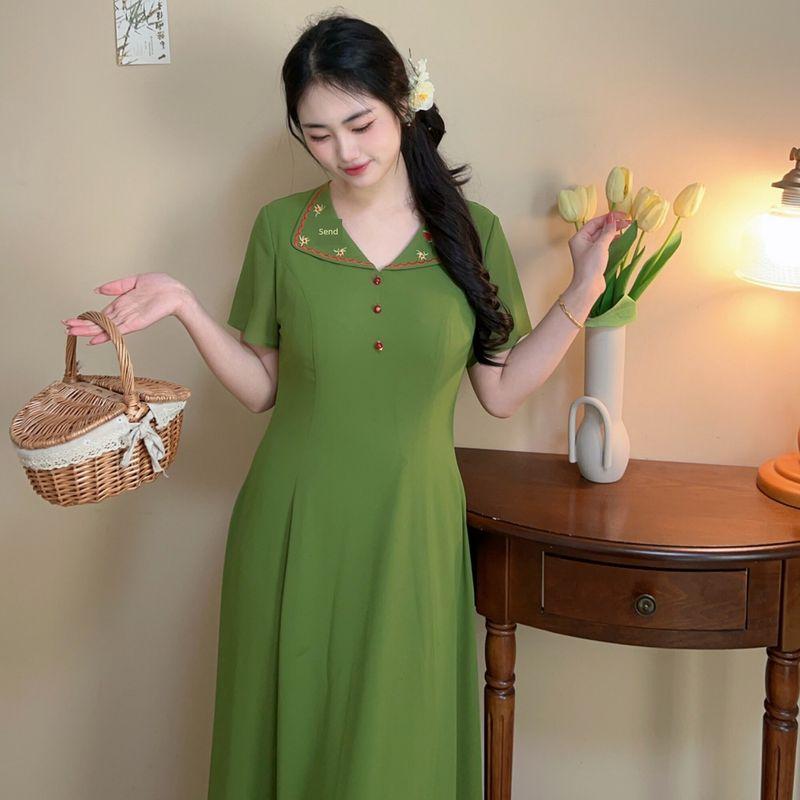 

Afternoon Leisure [Self-Made Style] Vintage French Embroidery Plus Size Green Dress for Curvy Women with V-Neck and Regular Shoulders Whitening Green L