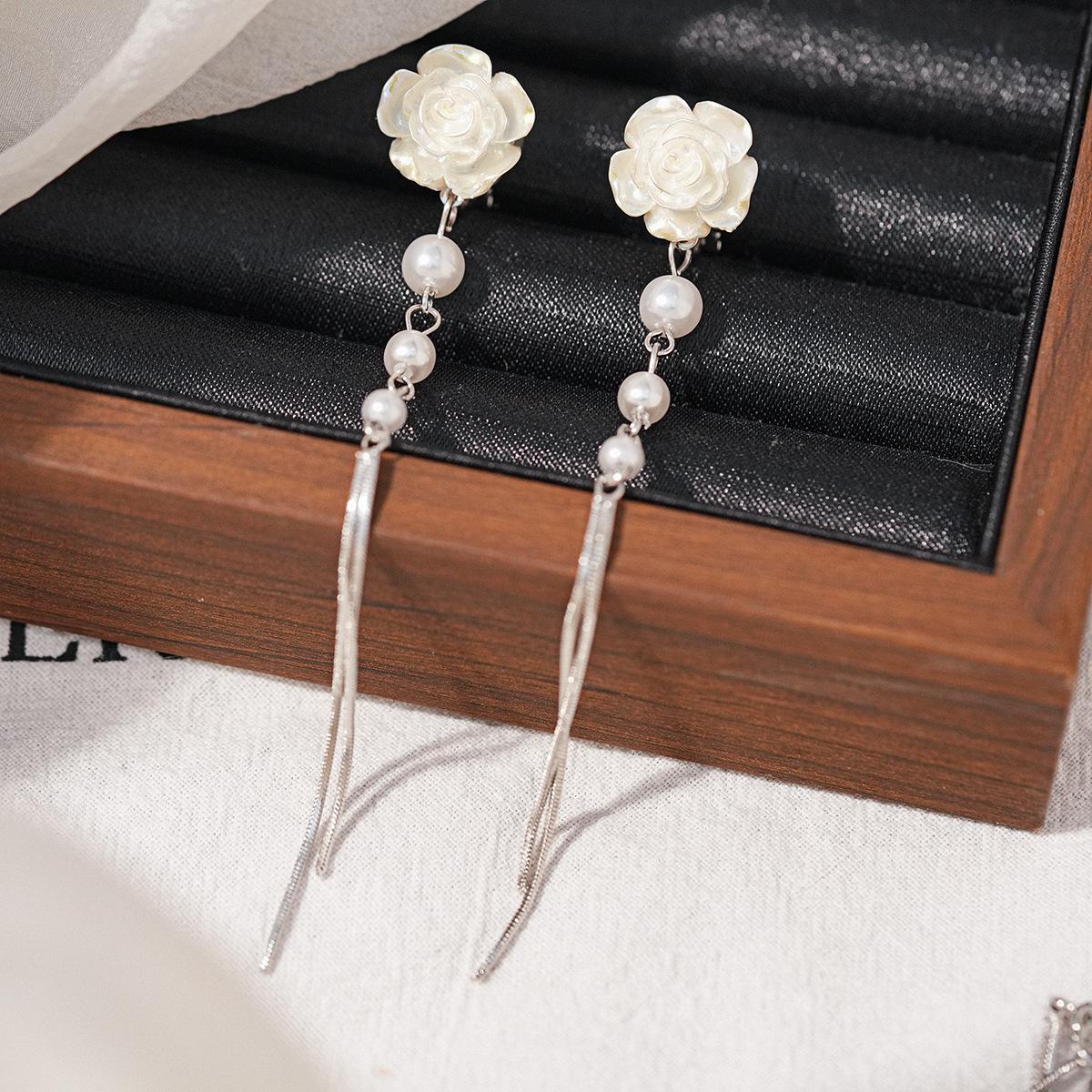 Gold-Plated Zircon Flower Pearl Ear Cuff: Elegant Retro Earrings