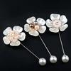 Imitace perly, brož Kamélie květina pro ženy Bílá květina Kytice z okvětních lístků Dlouhá jehla Košilový límec Lapel Pin Dárek